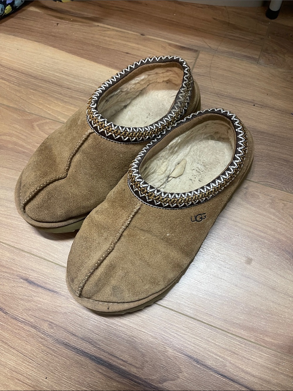 UGG womens 8 Suede Slip-On Slippers in Chestnut Brown Tazmans